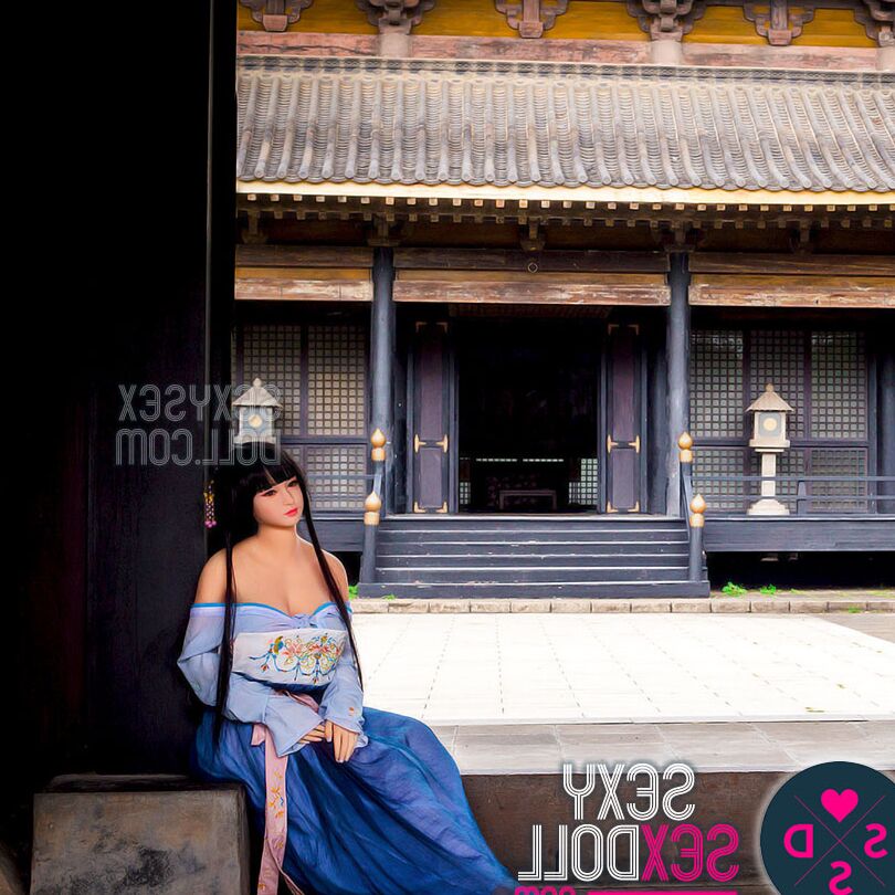 21P Muñeca sexual realista, la princesa Yang, posa con un vestido largo