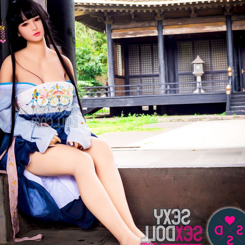 21P Muñeca sexual realista, la princesa Yang, posa con un vestido largo
