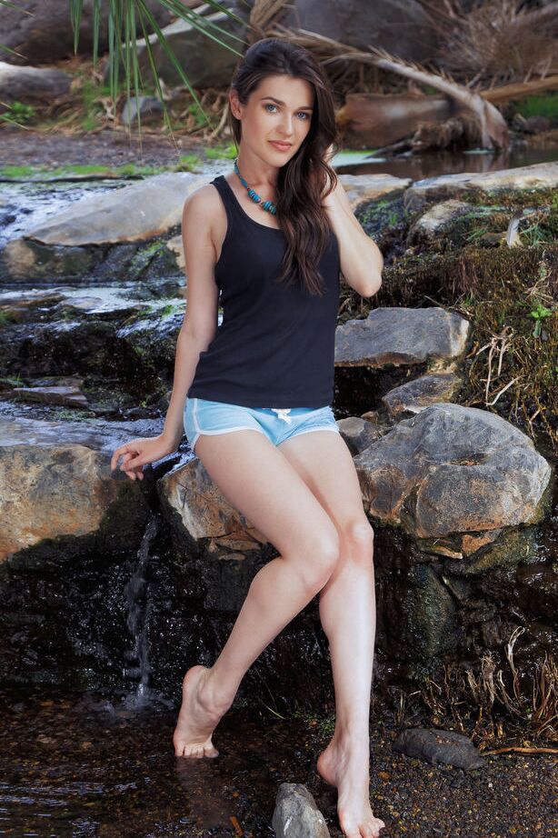 18P A morena Serena Wood revelando seios adolescentes firmes ao ar livre para fotos glamourosas