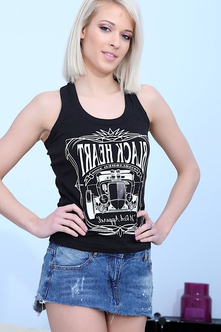 16P La rubia de tetas pequeñas Ria Sunn se quita la falda corta