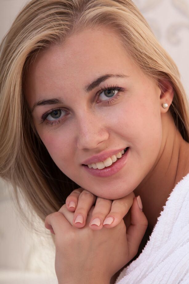 Adagio, jeune blonde aux longues jambes, enlève son peignoir blanc pour se présenter totalement nue.