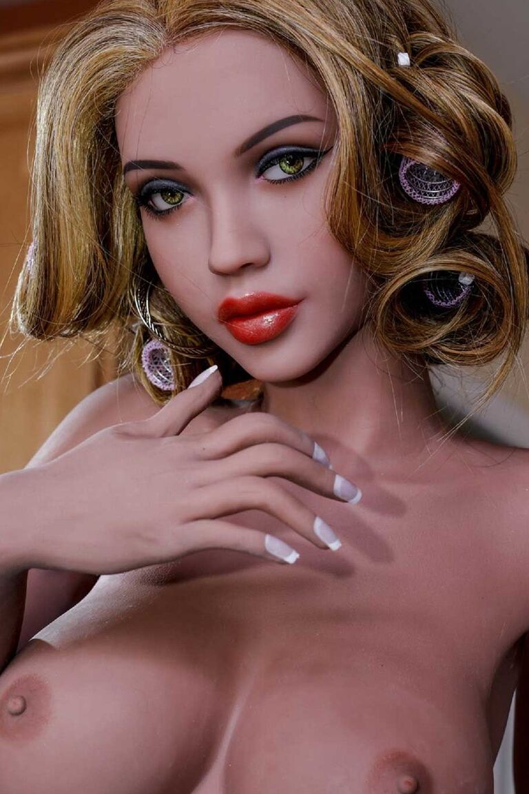 21P La muñeca sexual con curvas Tina muestra sus grandes tetas y su sabroso y jugoso coño con botas