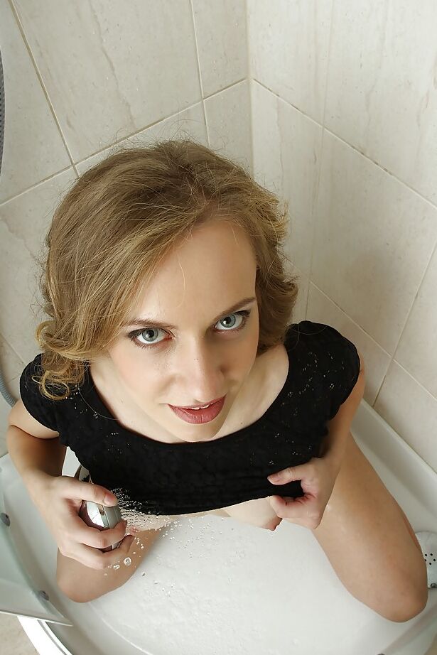 Das 16P Amateur-Babe Izabella Grimm masturbiert ihre Glatze unter der Dusche