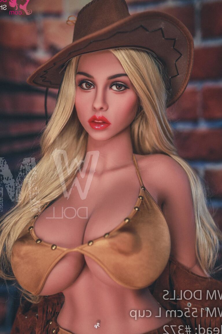 La poupée sexuelle Cowgirl 21P Odette se déshabille pour montrer ses courbes meurtrières pendant qu'elle est en bondage