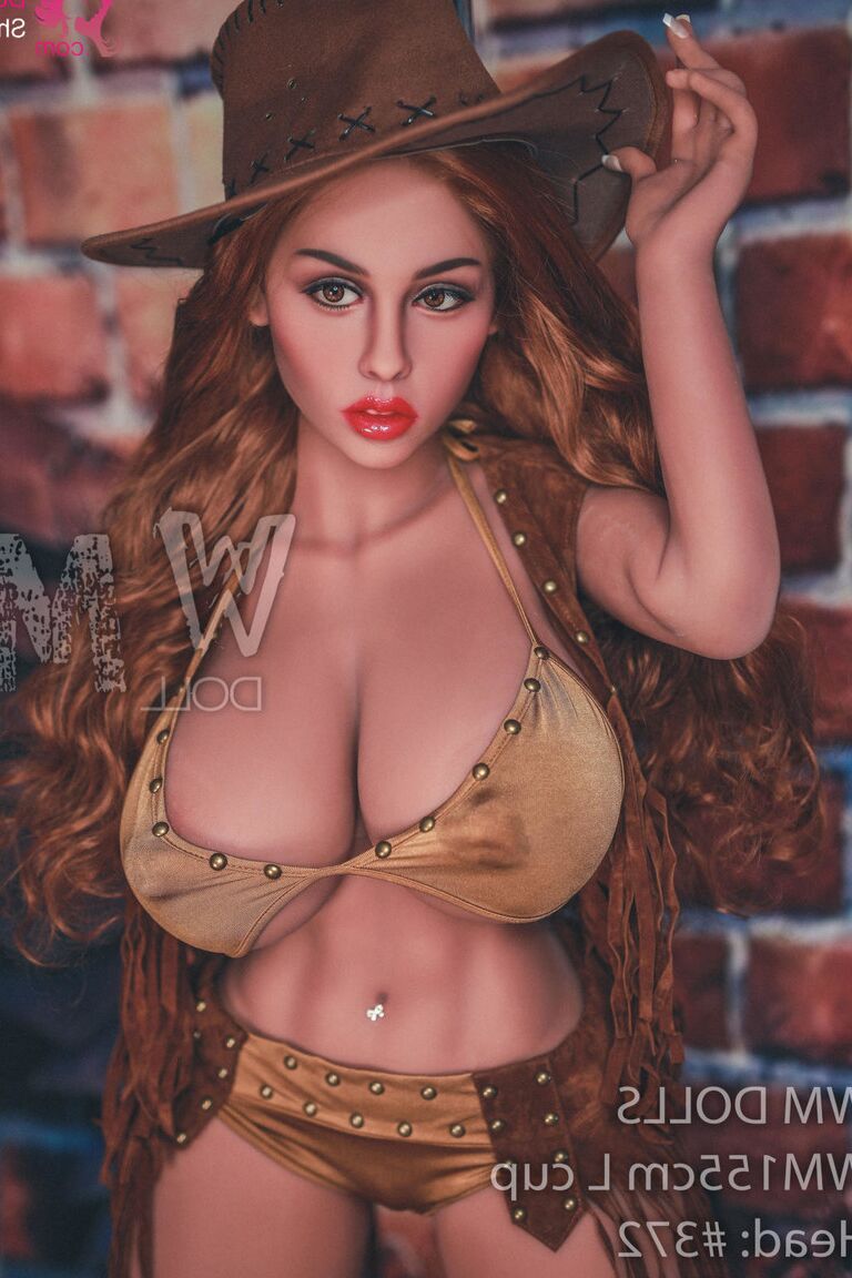 La poupée sexuelle Cowgirl 21P Odette se déshabille pour montrer ses courbes meurtrières pendant qu'elle est en bondage