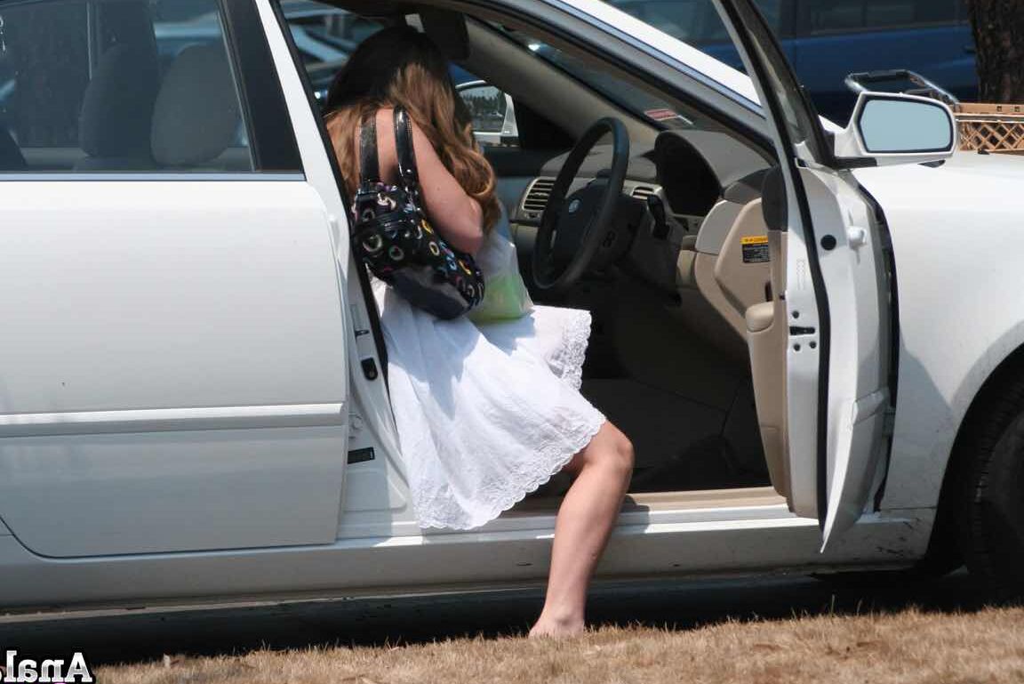 Das 15P-weiße Mädchen Megan Reece geht nach dem Upskirt-Höschenblitz von Arsch zu Mund