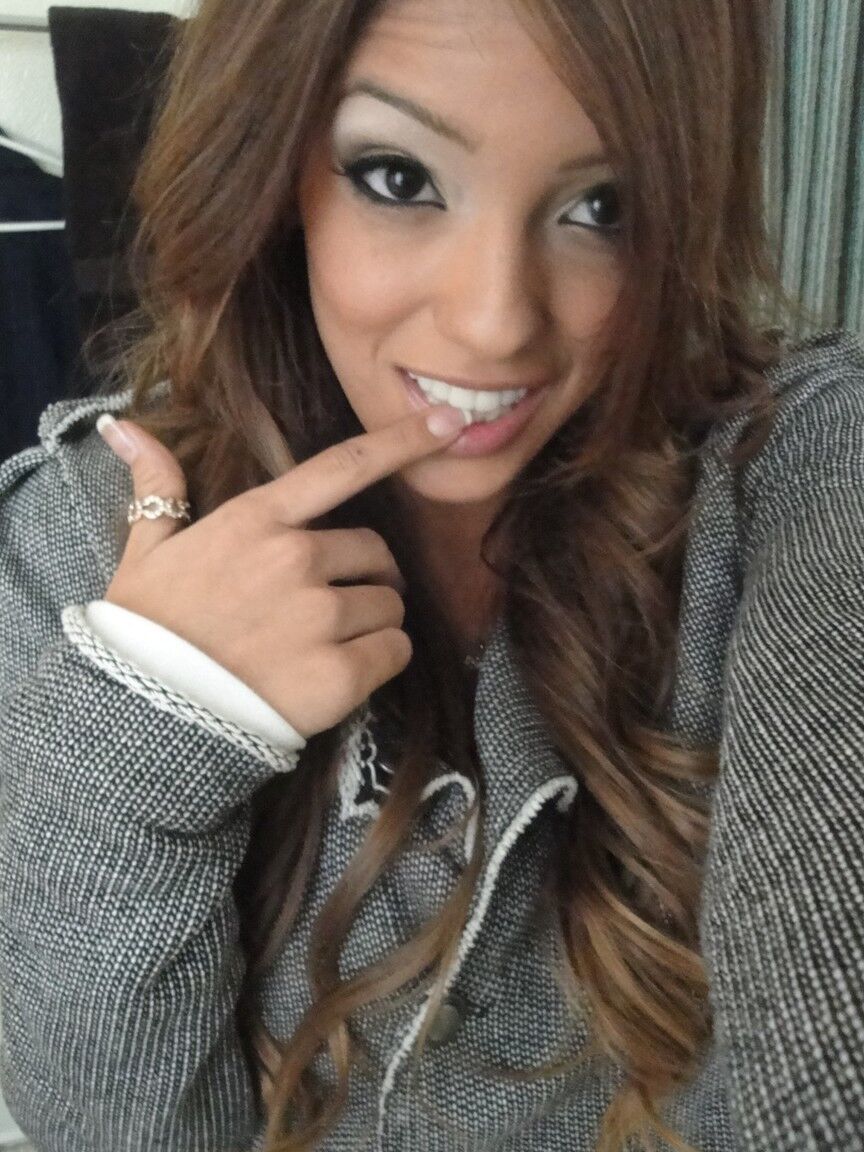 21P Linda pornstar adolescente Briana Blair compartilhando pau com sua garota no hot 3way