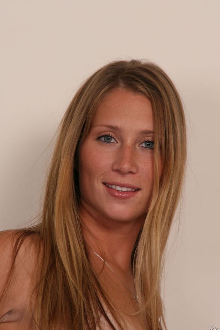 16P La nana amateur Taylor Grey expose son corps bronzé sans lingerie sur un lit.