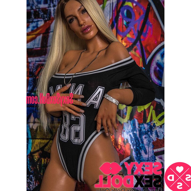 21P Boneca sexual loira jogadora de beisebol Soriya exibe sua bunda grande e brilhante e peitos grandes