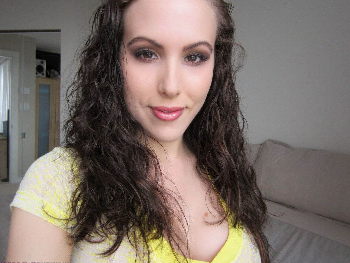 15P La brune amateur Katie Banks prend des selfies tout en dénudant son corps sexy.