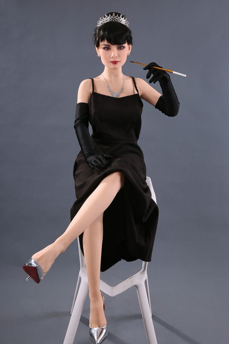 18P Boneca sexual de cabelos negros Sheila posando com um vestido glamoroso e salto alto