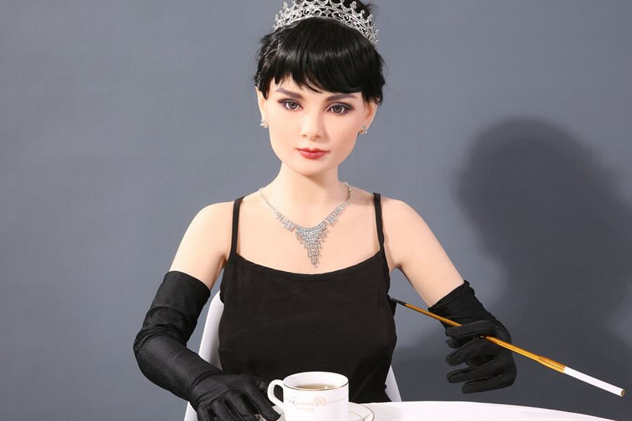 18P Boneca sexual de cabelos negros Sheila posando com um vestido glamoroso e salto alto