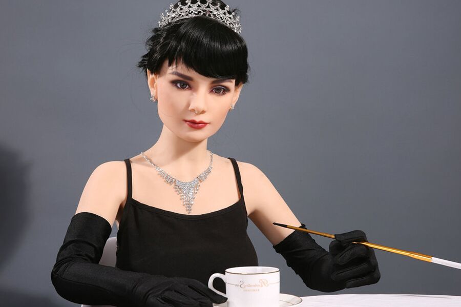 18P Boneca sexual de cabelos negros Sheila posando com um vestido glamoroso e salto alto