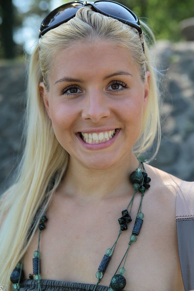 17P Loira sexy adolescente húngara Brandy Smile com belas pernas dando um passeio