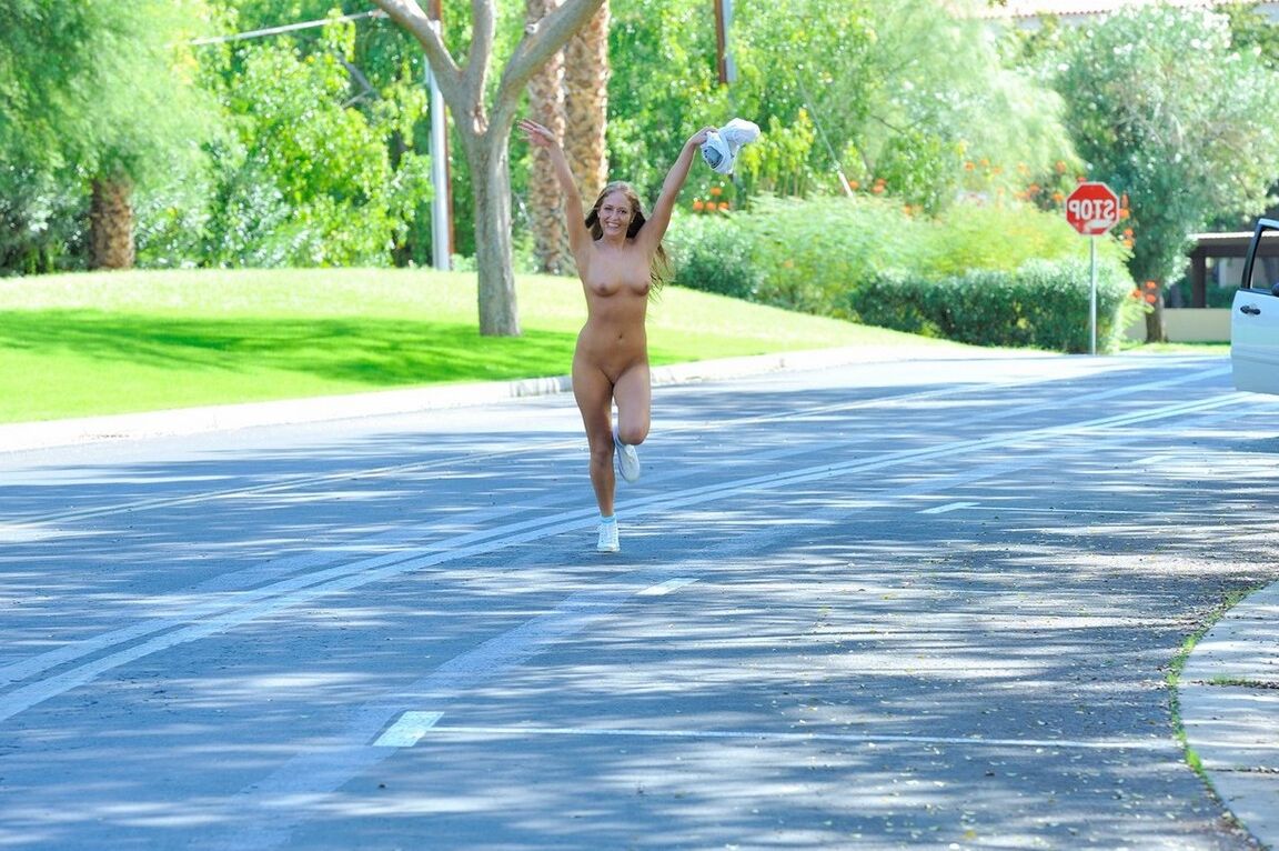 12P Garota amadora fica apenas com os tênis antes de correr nua pela rua