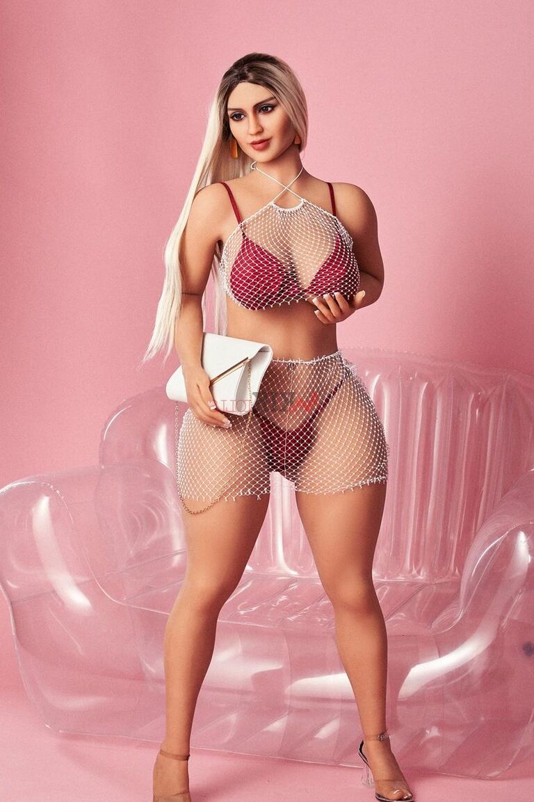 21P Boneca sexual grossa Jéssica expondo seus peitos grandes e oleosos