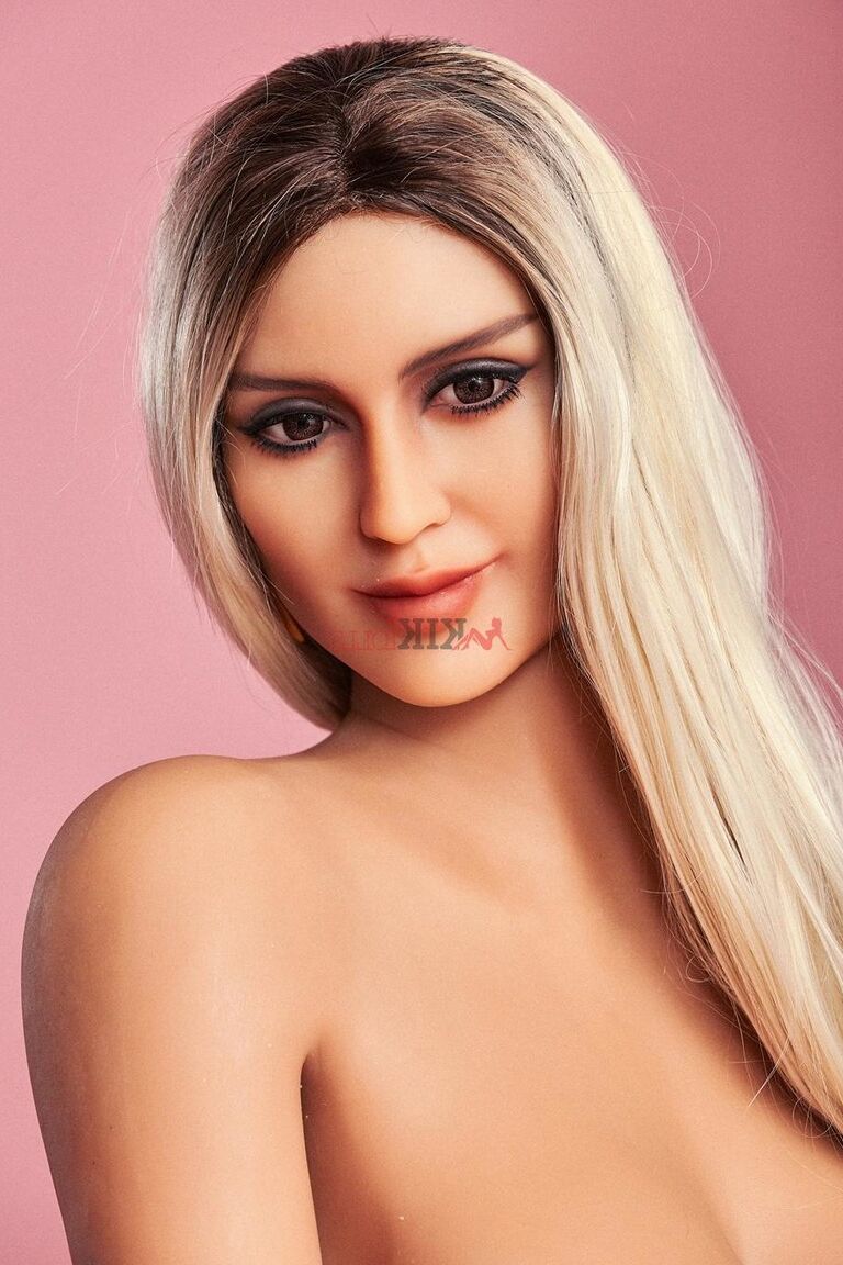 21P Boneca sexual grossa Jéssica expondo seus peitos grandes e oleosos