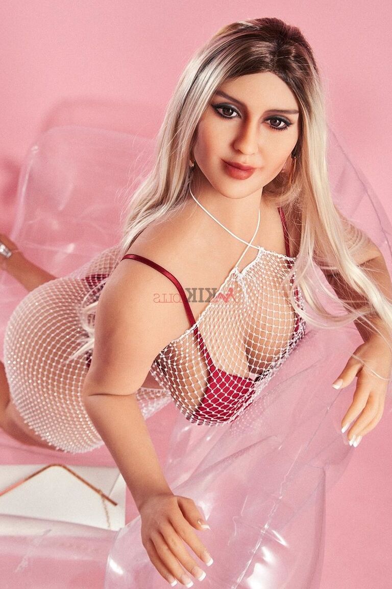 21P Boneca sexual grossa Jéssica expondo seus peitos grandes e oleosos