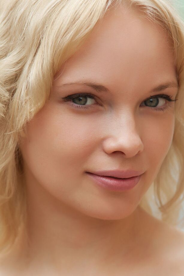 18P Die sexy Blondine Feeona A spreizt barfuß die Beine, um ihre Muschi am Pool zur Schau zu stellen
