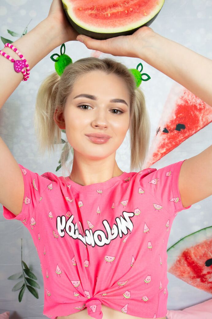 20P La adorable joven rubia Kenia sostiene media sandía mientras se desnuda