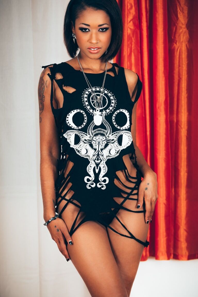 17P La caliente modelo fetichista de ébano Skin Diamond posa eróticamente con el coño desnudo abierto