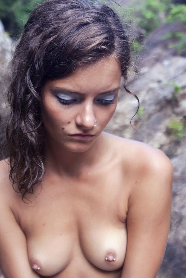 16P La modelo joven Jacinta B se quita el bañador para posar totalmente desnuda sobre rocas