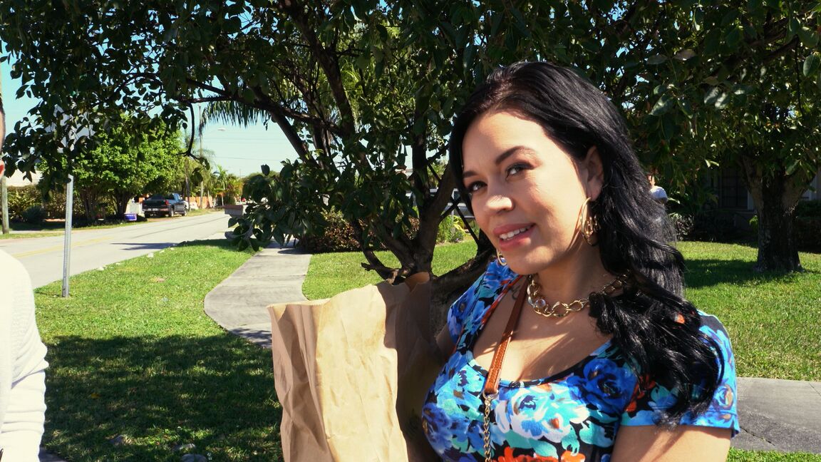 21P La morena latina Kimmy Kush hace una paja y una mamada en el coche