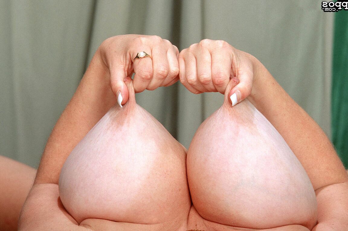 21P La estrella porno morena Diane Poppos muestra sus magníficas tetas y chupa sus pezones