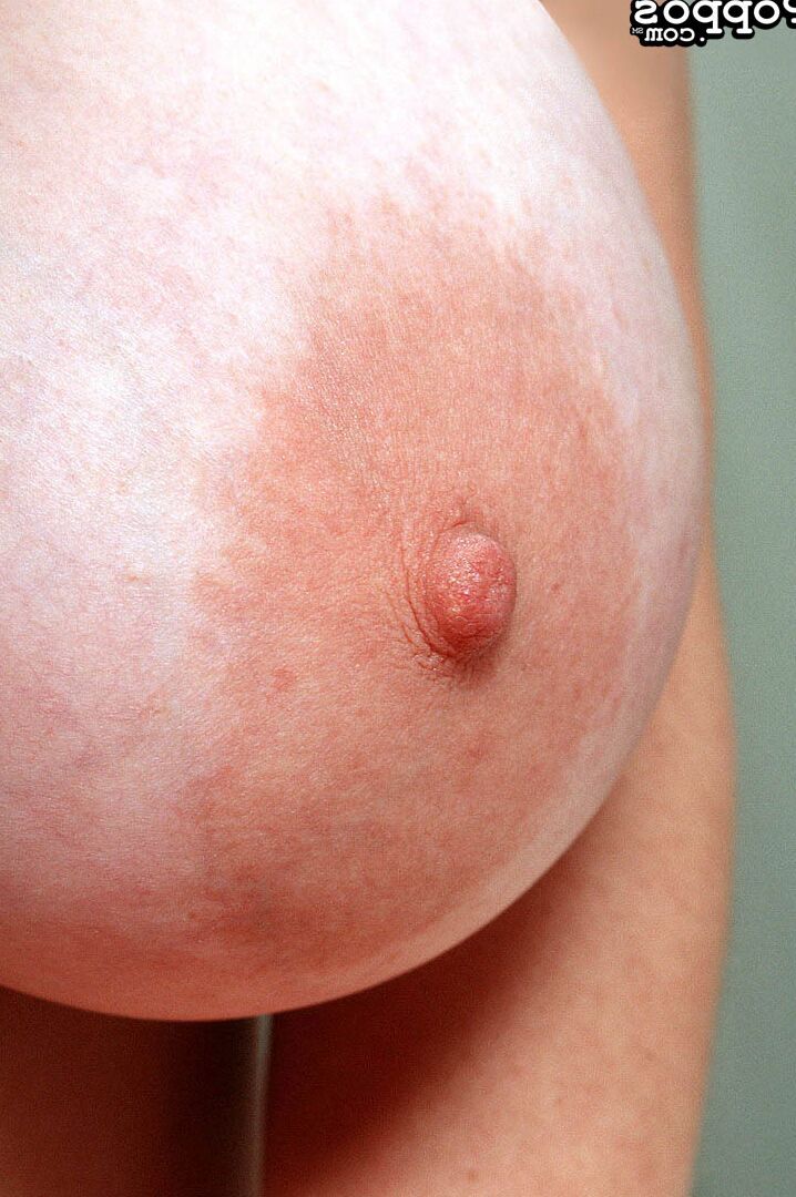 21P La estrella porno morena Diane Poppos muestra sus magníficas tetas y chupa sus pezones