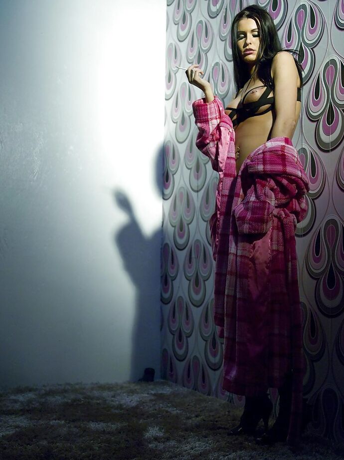 16P Une latina fumeuse en lingerie sexy révèle ses cruches et sa chatte