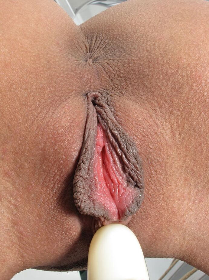 15P La modelo sexy Lyla Storm muestra sus bragas bajo la falda