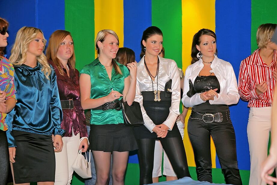 16P Das verführerische europäische Fetischluder Tatiana Milovani steht auf nassen Catfight