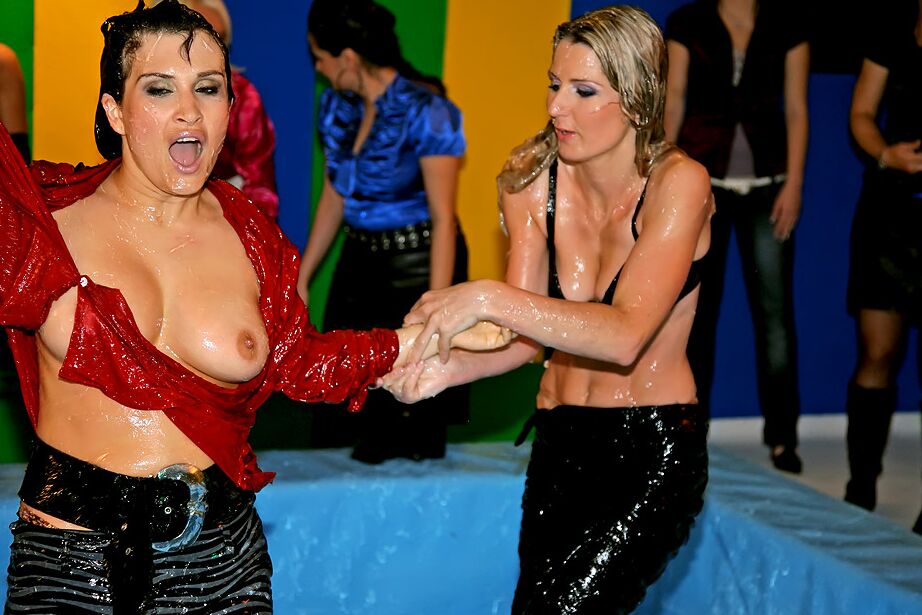 16P Das verführerische europäische Fetischluder Tatiana Milovani steht auf nassen Catfight