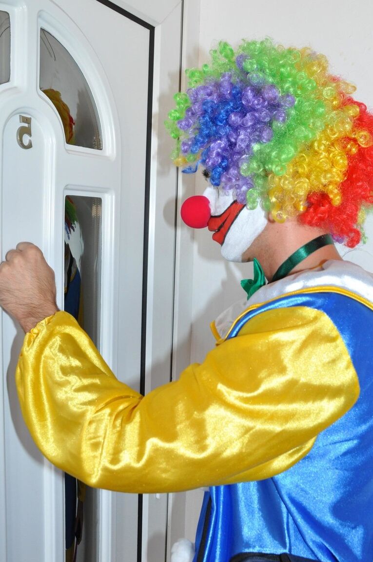 19P Clown mit großem Schwanz fickt MILF Laras Vagina in ihren Lieblingspositionen