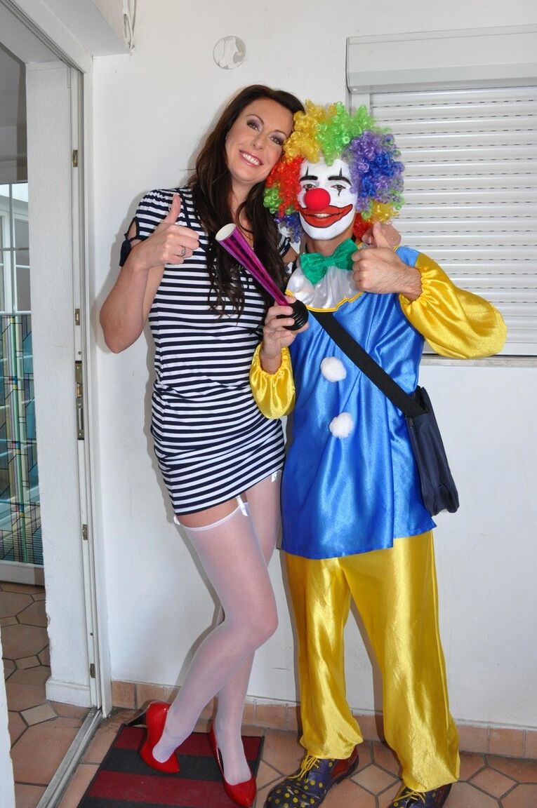 19P Clown mit großem Schwanz fickt MILF Laras Vagina in ihren Lieblingspositionen