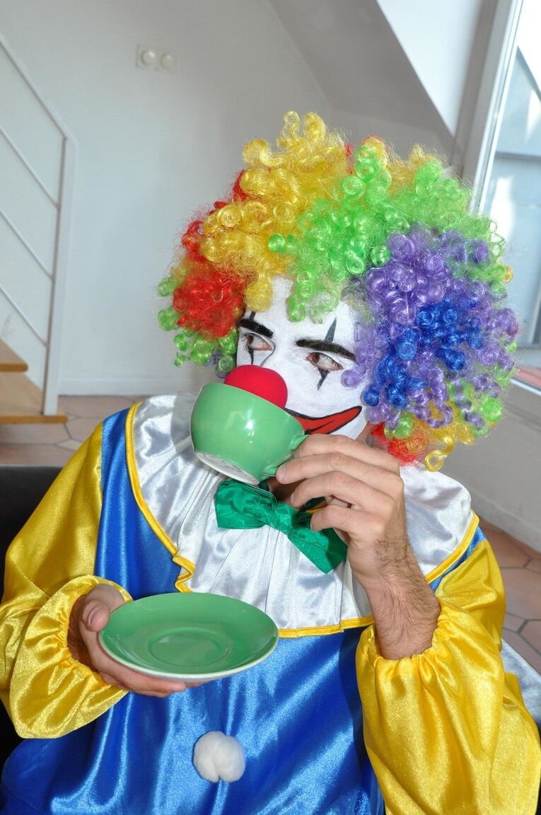 19P Clown mit großem Schwanz fickt MILF Laras Vagina in ihren Lieblingspositionen