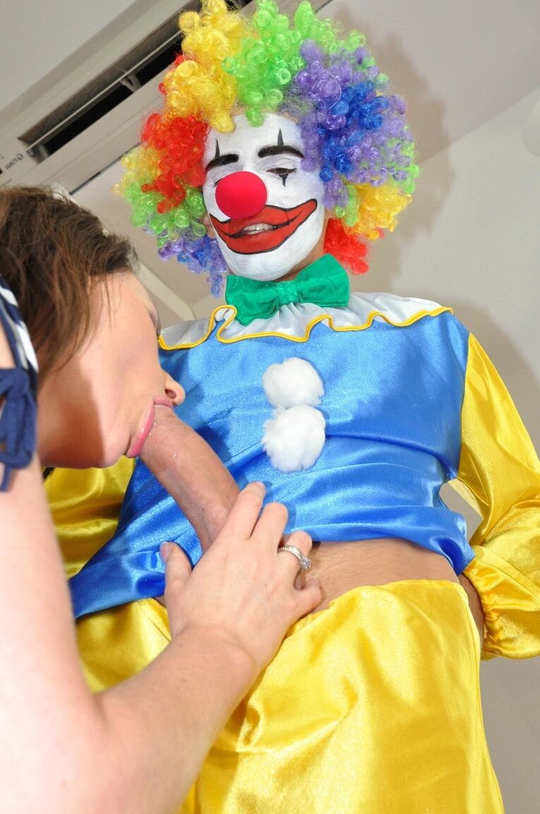 19P Clown mit großem Schwanz fickt MILF Laras Vagina in ihren Lieblingspositionen
