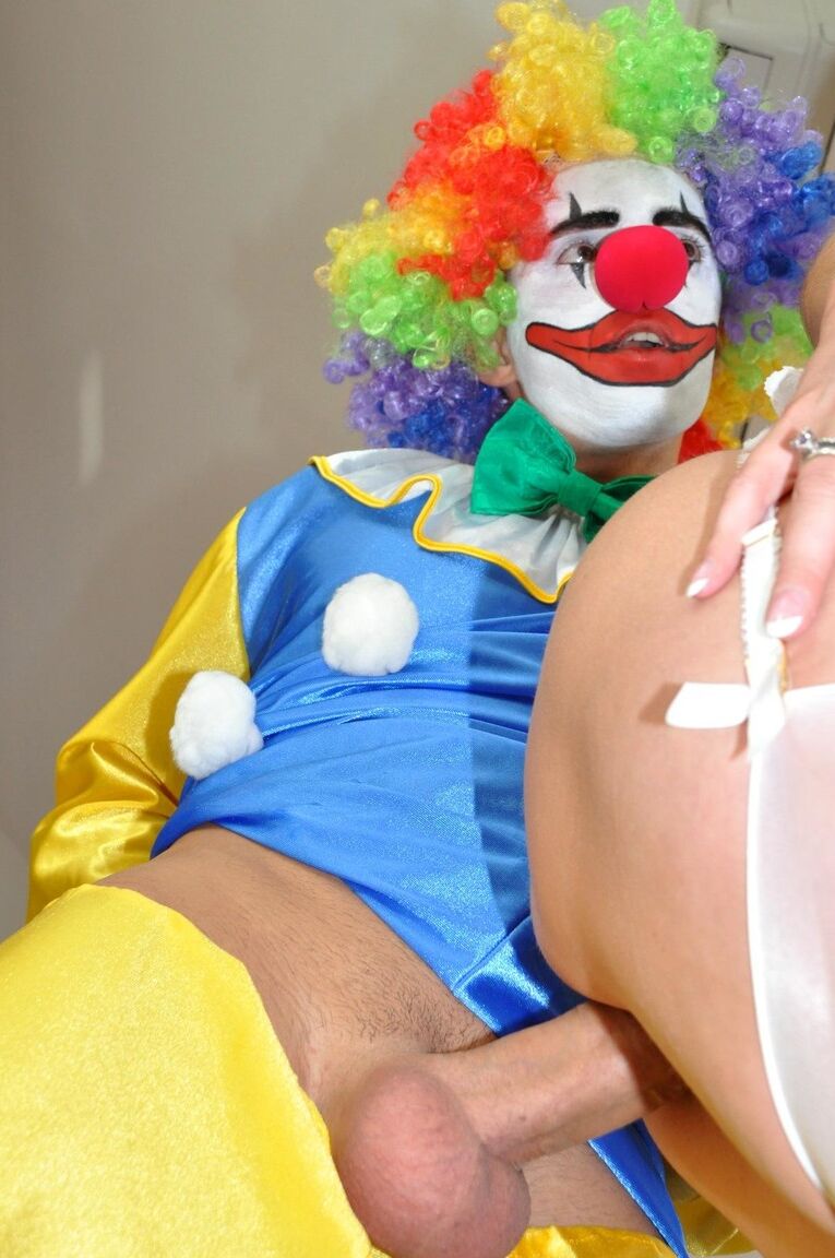 19P Clown mit großem Schwanz fickt MILF Laras Vagina in ihren Lieblingspositionen
