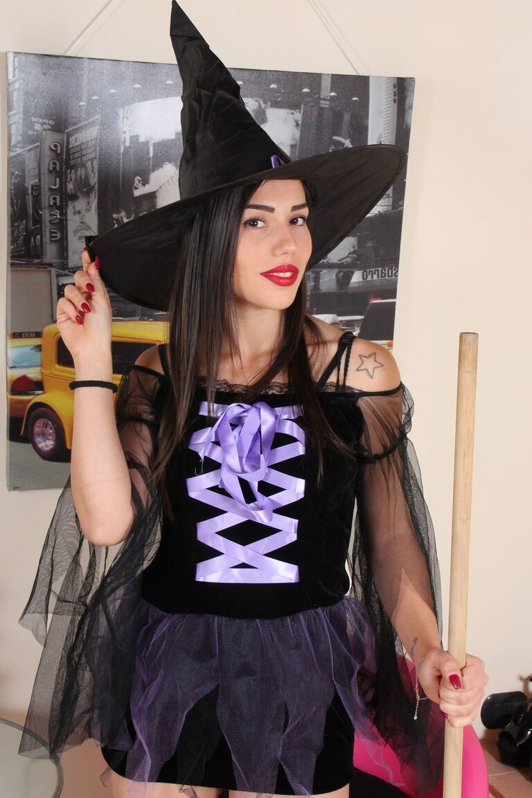 Le modèle solo aux cheveux 12P Raven montre ses pieds en nylon dans la tenue de sorcière