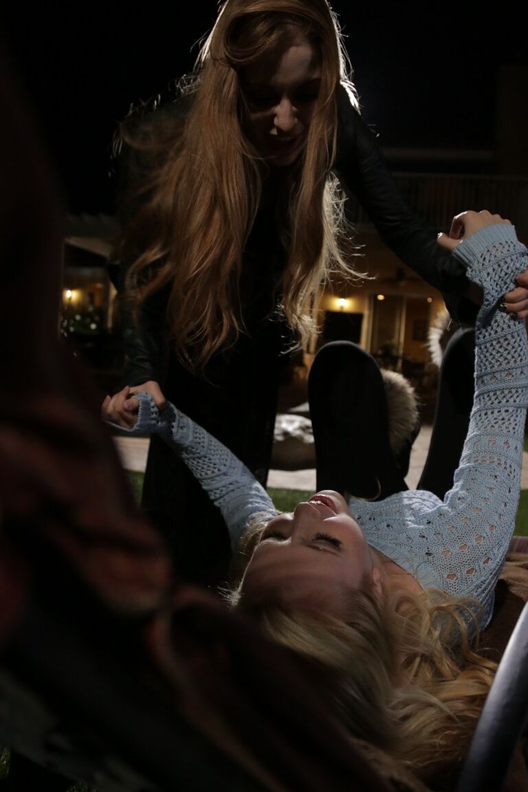 18P Bellezas lesbianas cachondas disfrutan lamiendo coño y sentadas en la cara al aire libre por la noche