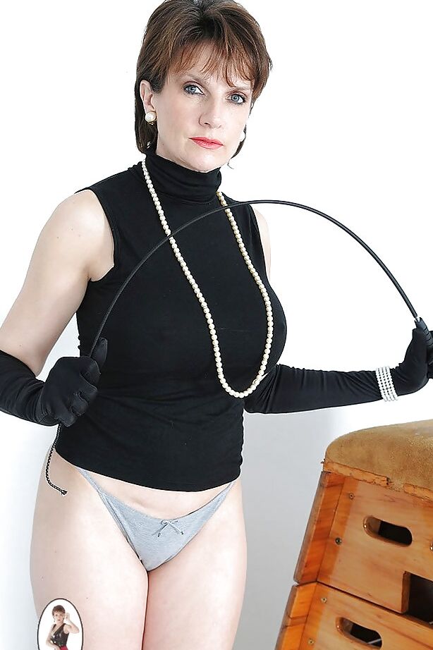 15P Sassy senhora fetichista madura exibindo sua bunda sexy coberta com calcinha fio dental