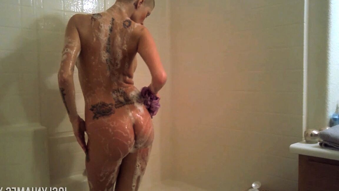 21P Fantastic bald MILF Joslyn James masturbates and sucks a BBC in a tub