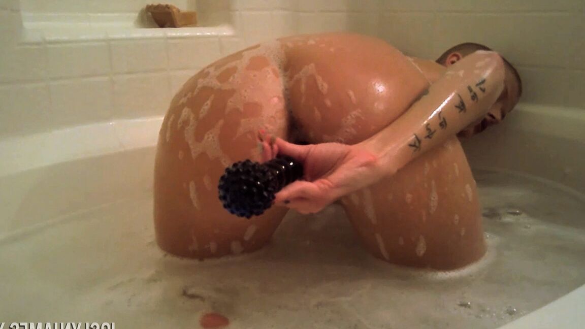 21P Fantastic bald MILF Joslyn James masturbates and sucks a BBC in a tub