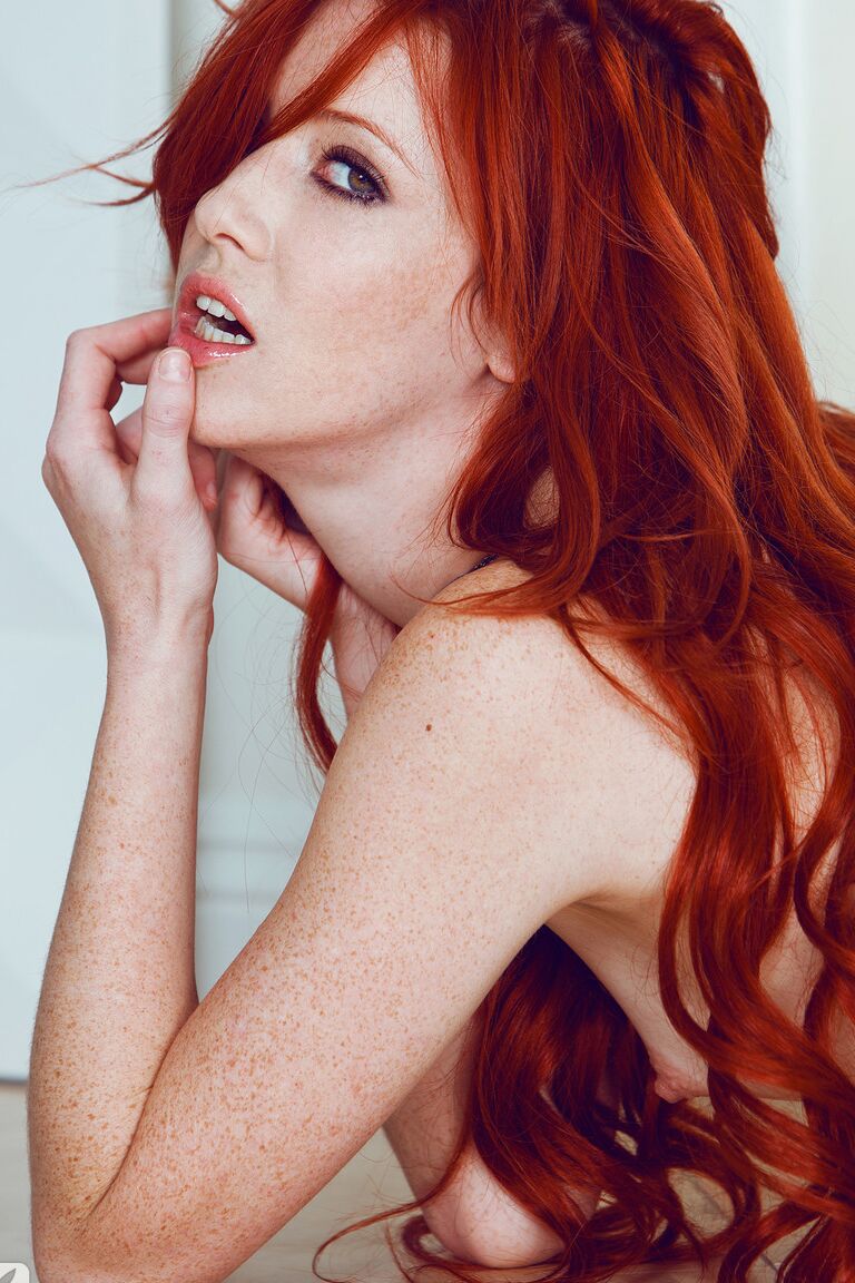 16P Beleza ruiva com peitos pequenos Elle Alexandra adora posar nua