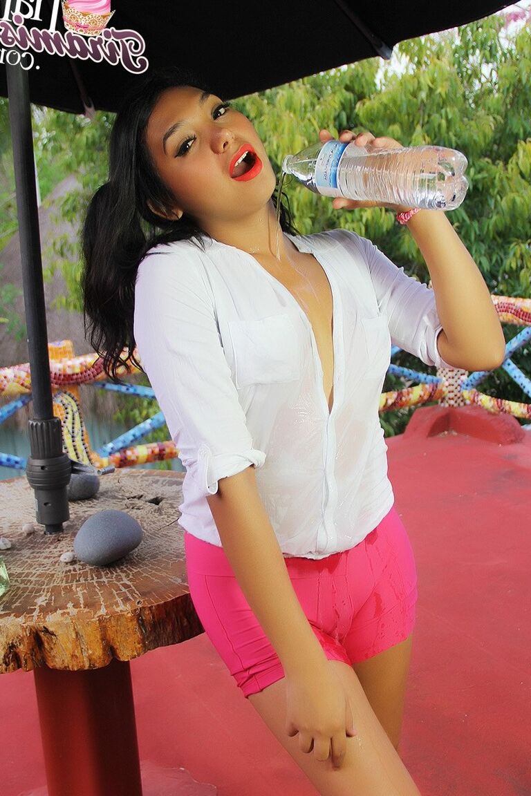 15P Tiara Tiramisu Teen Transgirl en acción de camisa mojada