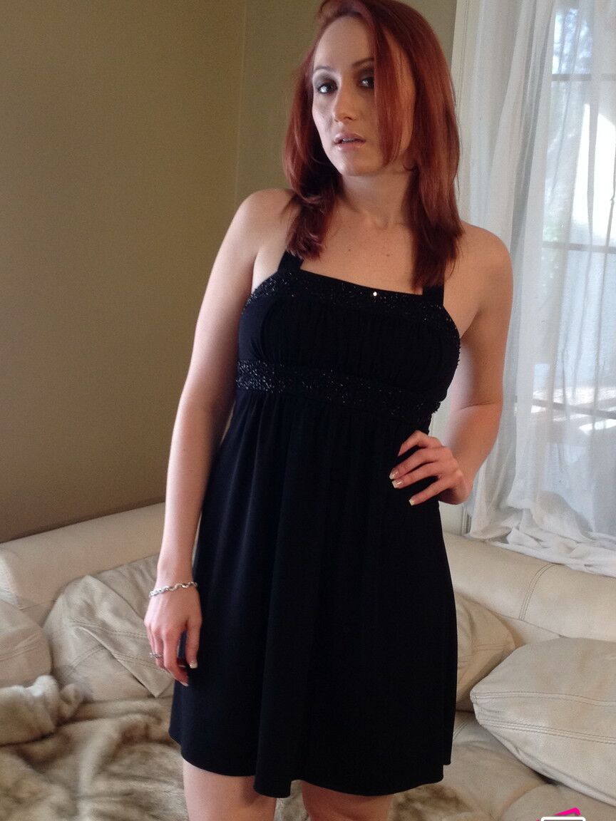 21P La douce maman en robe noire Katie O'riley se déshabille et pose nue dans sa chambre