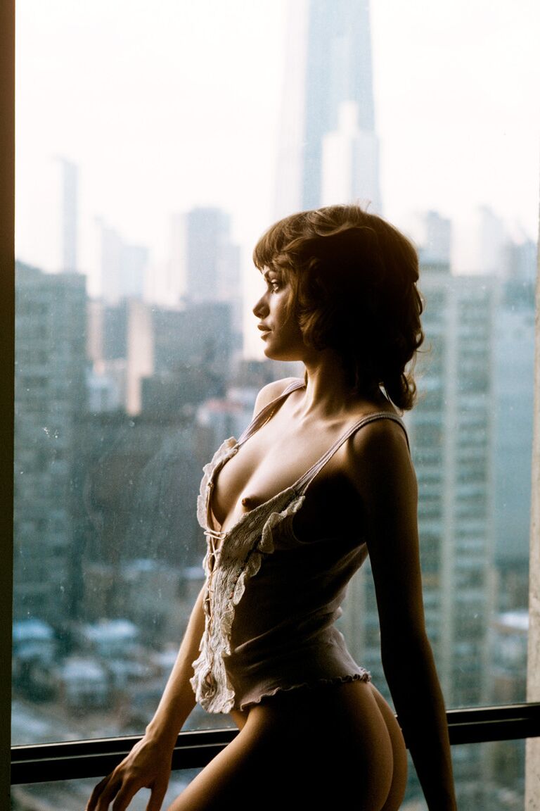 11P La encantadora nena de cabello oscuro Bridgett Rollins hace alarde de sus turgentes tetas