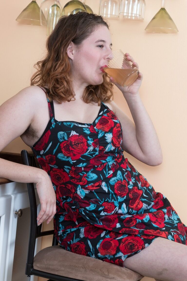 18P A morena peituda Eleanor Rose tira o vestido colorido e mostra o arbusto