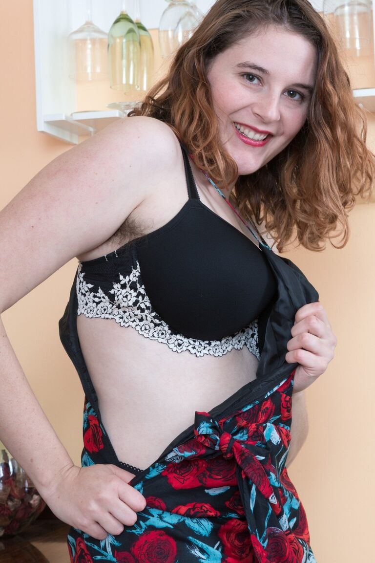 18P A morena peituda Eleanor Rose tira o vestido colorido e mostra o arbusto