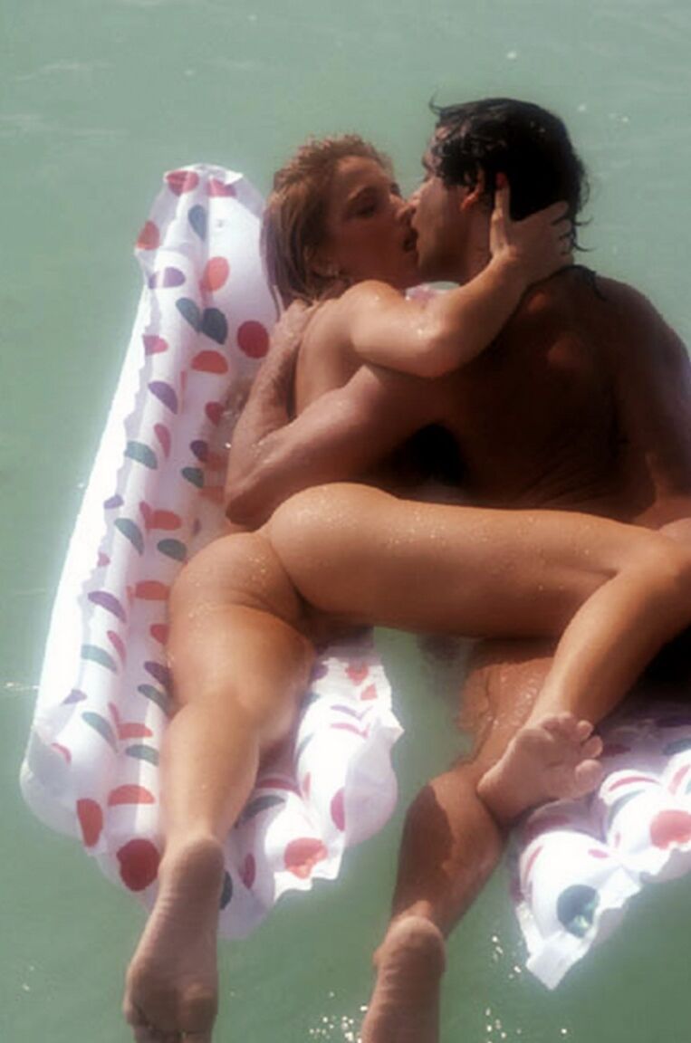 10P La estrella porno rubia Janine Lindemulder es follada en la playa por su amante